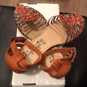 NWOT New Hispanic Traditional Pattern Sandal